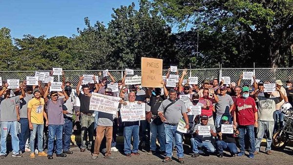 Trabajadores de antigua Pirelli protestan en los portones de la empresa reclamando sus derechos