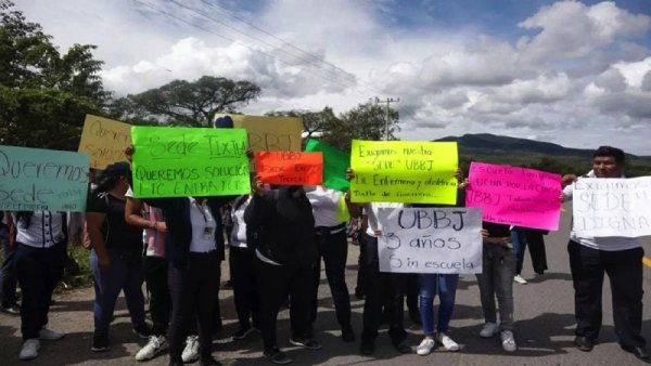 Protestan estudiantes de las UBBJ en Guerrero durante visita de AMLO