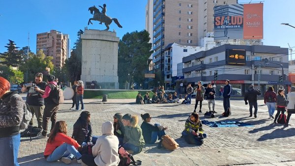 Jornada de protesta de los dispositivos de Familia en el monumento a San Martín