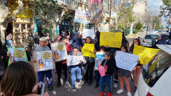 Merlo: Estudiantes y familias de la secundaria 39 se movilizaron en defensa de su escuela