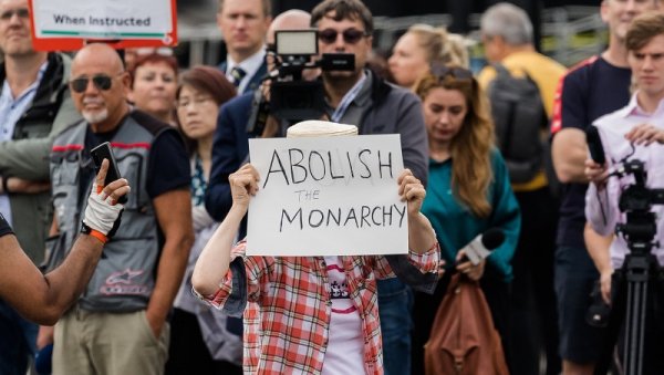 "Abajo la monarquía": varios detenidos por protestar contra el rey Carlos III