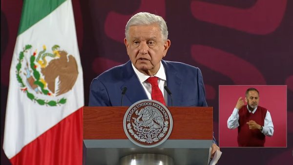 AMLO promete justicia para Ayotzinapa y minimiza daños por huracanes 