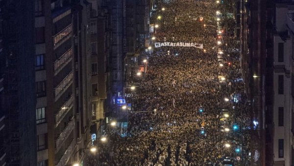 Las calles de Bilbao se desbordan contra la dispersión de los presos políticos vascos 