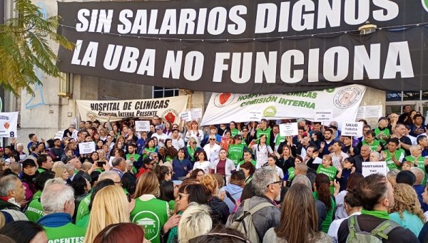 Por salario y contra el ajuste: abrazo al Hospital Clínicas y movilización