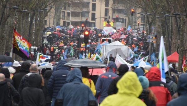 Nueva jornada de movilización en Francia entre huelgas renovables y bloqueos