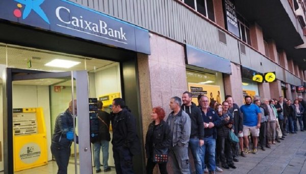 Acción de protesta contra los bancos que abandonaron Cataluña