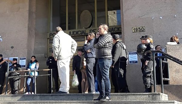 ¿Defender a los trabajadores judiciales poniendo más policías en los tribunales?