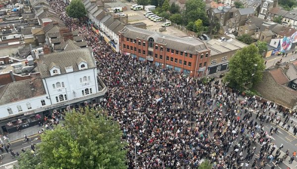 Masivas protestas en Reino Unido frenaron los ataques de ultraderechistas xenófobos