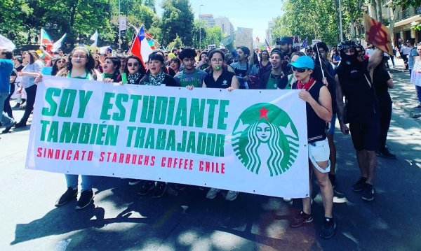 Trabajadores de empresas de comida rápida en Chile reclaman un aumento del salario mínimo