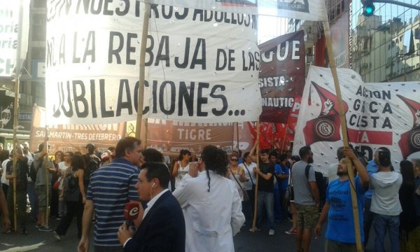 Se levantó la sesión, afuera del Congreso continúa la represión