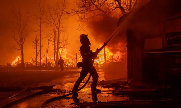 Decenas de miles de evacuados por incendios sin control en Los Ángeles