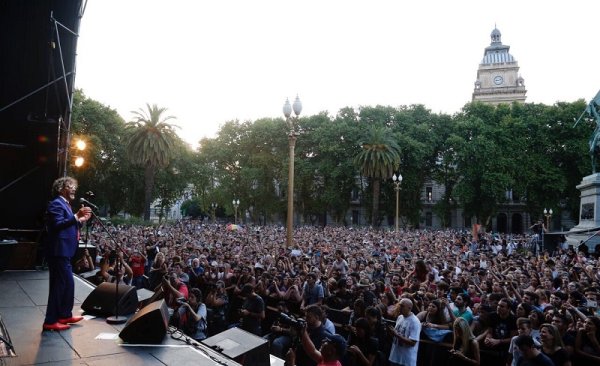 [Video] Fito Páez presentó La ciudad liberada con un show sorpresivo en Rosario