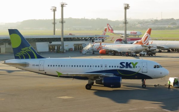 Sky Airlines anuncia el despido de más 700 trabajadores por un “ajuste en el modelo de costos”