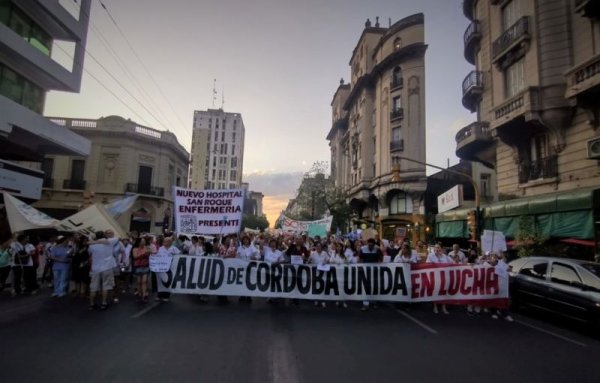 [Fotogalería] Marcha de antorchas de salud