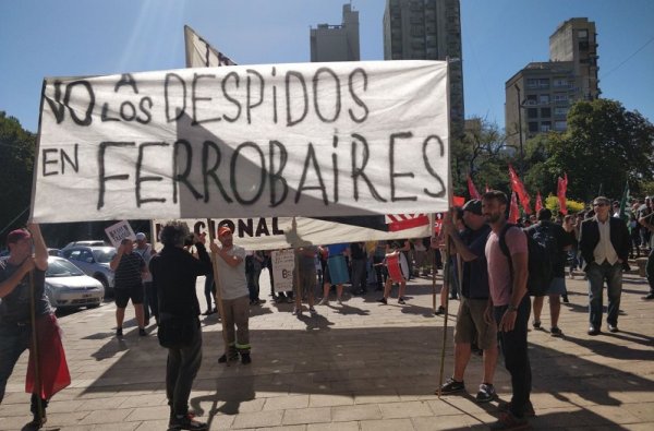 Ferrobaires: se movilizaron en La Plata contra el cierre y los despidos