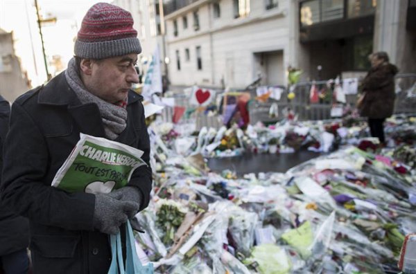 Charlie Hebdo agotó su tirada en Francia, con fuertes críticas en países de mayoría musulmana