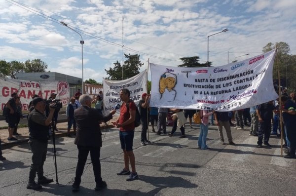 Trabajadores de Mondelez cortaron Panamericana contra despidos 