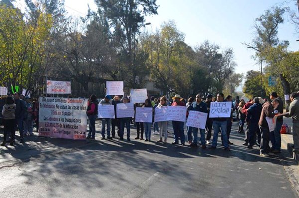 Maestros de Morelia exigen pago de salarios