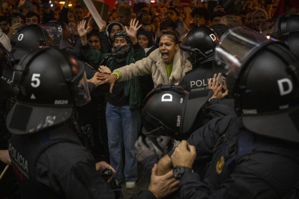 Una masiva manifestación por Palestina en Barcelona termina con cargas policiales de los Mossos