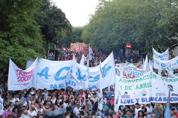 [Fotogalería] Importante movilización contra las reformas en Mendoza