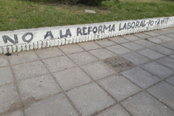 Villa Gesell: detuvieron a militantes del PO por una pintada contra la reforma laboral