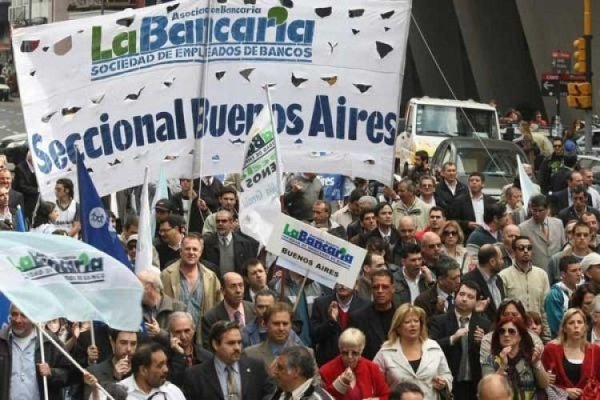 La Bancaria de Palazzo le garantiza la “paz social” a Vidal