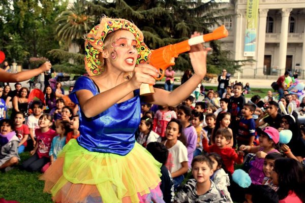 Reprimen a Compañía de Teatro Mil Colores al interior de Parque Quinta Normal