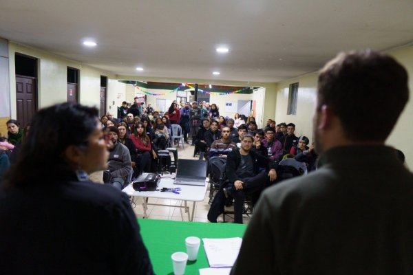 Masiva asamblea en Santiago para discutir cómo enfrentar el avance de la derecha