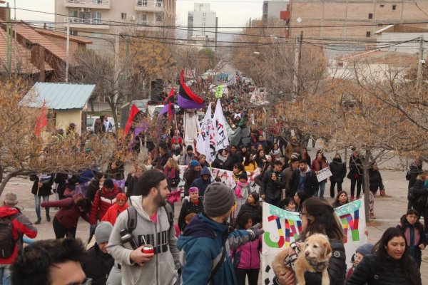 Masiva movilización docente en Neuquén en el marco de un paro de Aten Capital