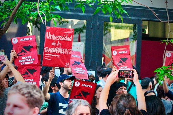 La Plata: cientos de estudiantes universitarios repudiaron la presencia de funcionarios de Milei en UNLP