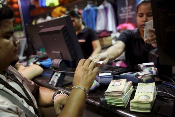 Inflación en 1.400% anual, caída del PIB en 14% y riesgo de default se prevé para Venezuela