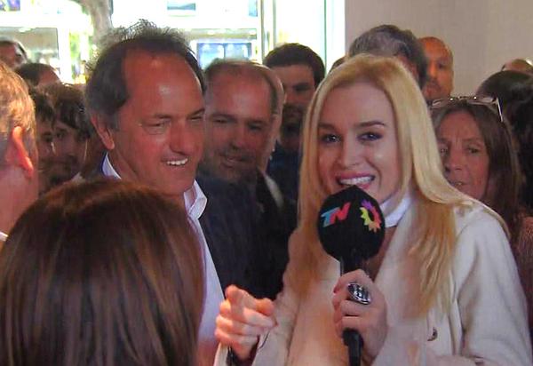 Daniel Scioli y Fátima Flórez, la imitadora de CFK, durante la inauguración del Espacio Clarín en Mar del Plata