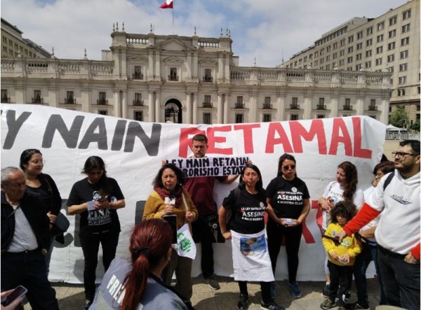 Familiares de asesinados por Ley Naín Retamal y organizaciones realizan punto de prensa fuera de La Moneda y dan inicio a campaña por la derogación de esa Ley