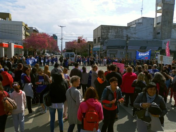 Testimonios: Docentes marchan contra el ajuste de Perotti