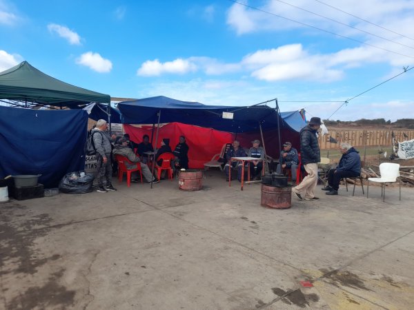 Pescadores bahía Quintero-Puchuncaví: 23 días enfrentándose a la desalinizadora y su impacto contaminante