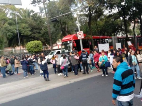 Bloqueo en Insurgentes: exigen revisión de escuela afectada por sismo