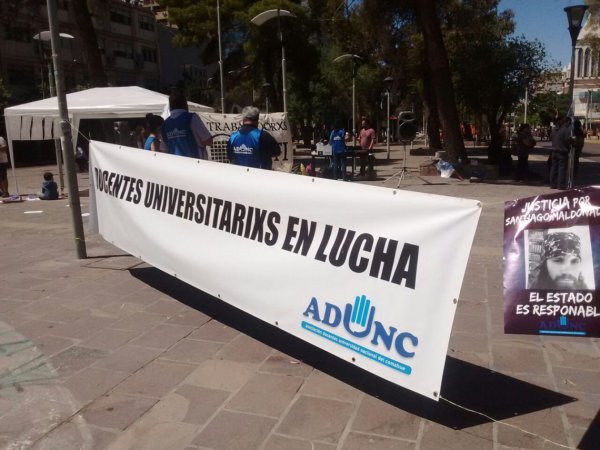 Universidad del Comahue: docentes e investigadores protestaron contra el ajuste presupuestario