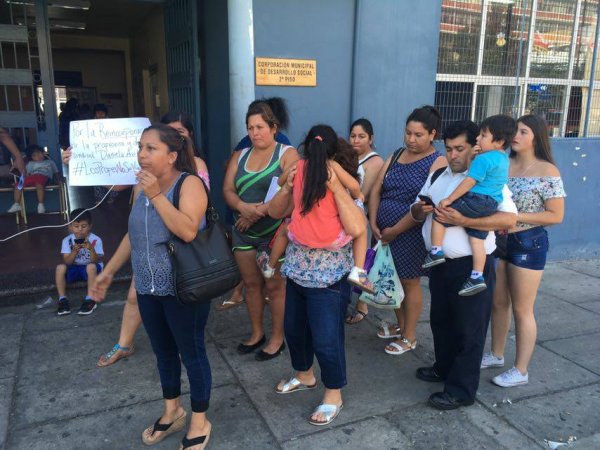 Apoderados del Cariola en Antofagasta también dicen #LosProfesNoSeVan