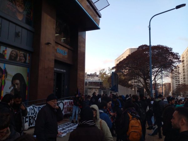 Estudiantes y profes se concentraron en CODICEN ante la mesa de negociación establecida con las autoridades