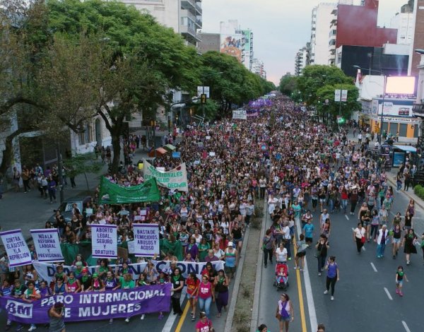 [DRONE 8M] Primeras imágenes de una gran movilización en Rosario