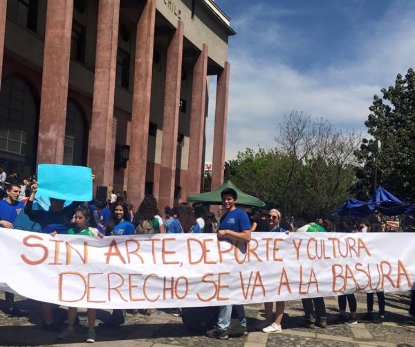 Estudiantes en toma enfrentan a decano Harasic en Derecho de la Universidad de Chile