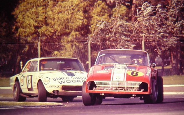 Reutemann piloteando un Ford Falcon “angostado”, mientras es perseguido por un Torino.