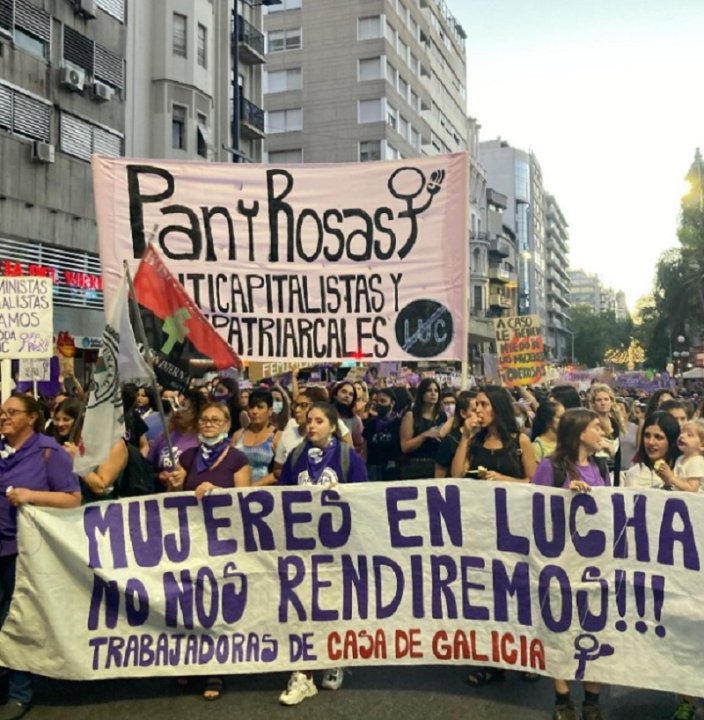 Foto: Columna de Pan y Rosas junto a trabajadoras de Casa de Galicia en lucha, 8 de marzo 2022.