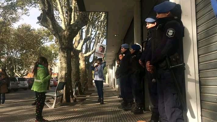 Los familiares de "Mechi" fueron "recibidos " por una guardia de la Policía en la puerta del edificio municipal de Florencio Varela