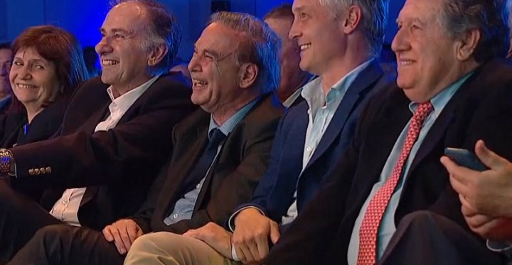 Bullrich, Pichetto y otros riendo 