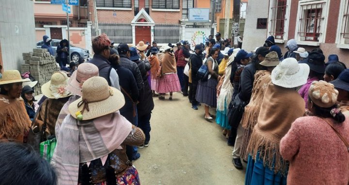 Foto: Asamblea General de trabajadoras de aseo urbano de la empresa Trebol El Alto, convocada por el nuevo sindicato a la cabeza de trabajadoras mujeres y barrenderas