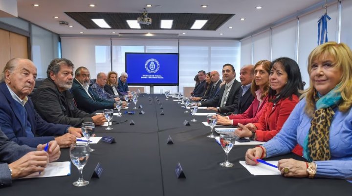 Foto: reunión entre Cordero y dirigentes sindicales el 16 de julio.