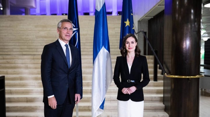 Foto de archivo: la primera ministra finesa, Sanna Marin, y el secretario general de la OTAN, Jens Stoltenberg, en una reunión en octubre de 2021.