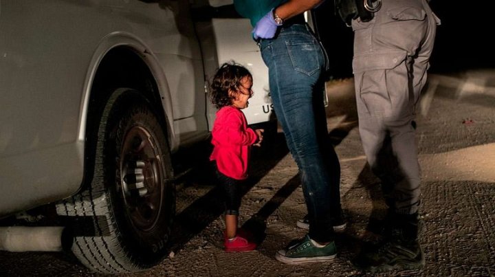 Niña llorando en la frontera / John Moore