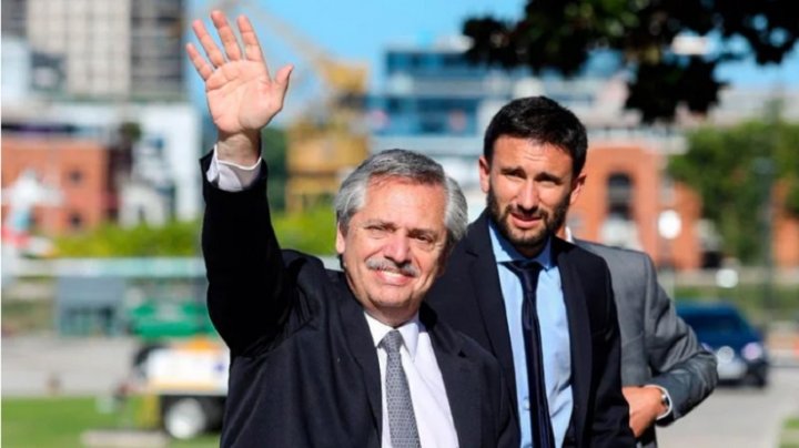 El ex asesor presidencial Julián Leunda junto a Alberto Fernández en la Casa Rosada.